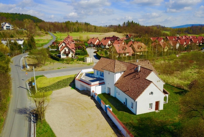 Dom na sprzedaż w Jelenia Góra Czarne  o powierzchni 507 mkw