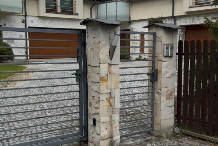 Dom na sprzedaż w Piaseczno  Żabieniec przy ulicy Ustronie o powierzchni 400 mkw